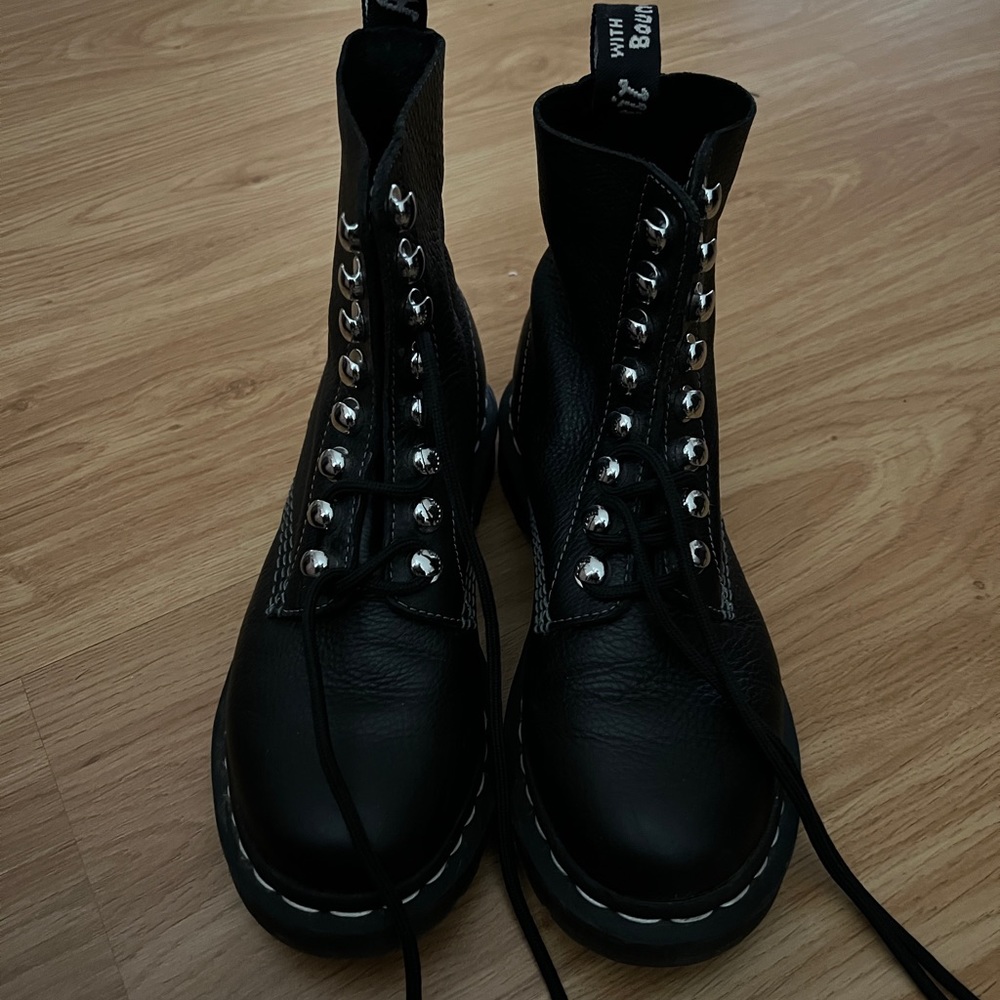 Doc martens size US6, gently worn 8/10, lightly broken in boots you can see